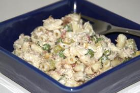 Makaroni-tonnikalasalaatti kulhossa