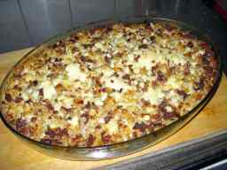 Makaronilaatikko uunivuoassa tarjoiluvalmiina, päältä kauniisti ruskettunut.