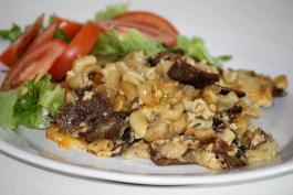 Lautasella makaronilaatikkoa kebablihalla