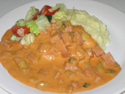 Makkarakastiketta muusilla ja salaatilla lautasella