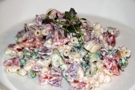 Makkarasalaatti Keittotaidon tapaan lautasella