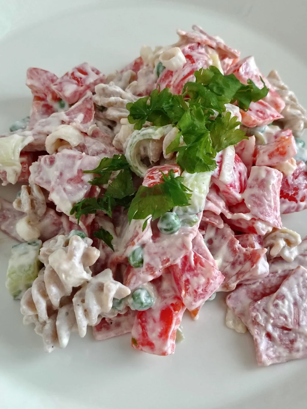 Makkarasalaatti Keittotaidon tapaan lautasella