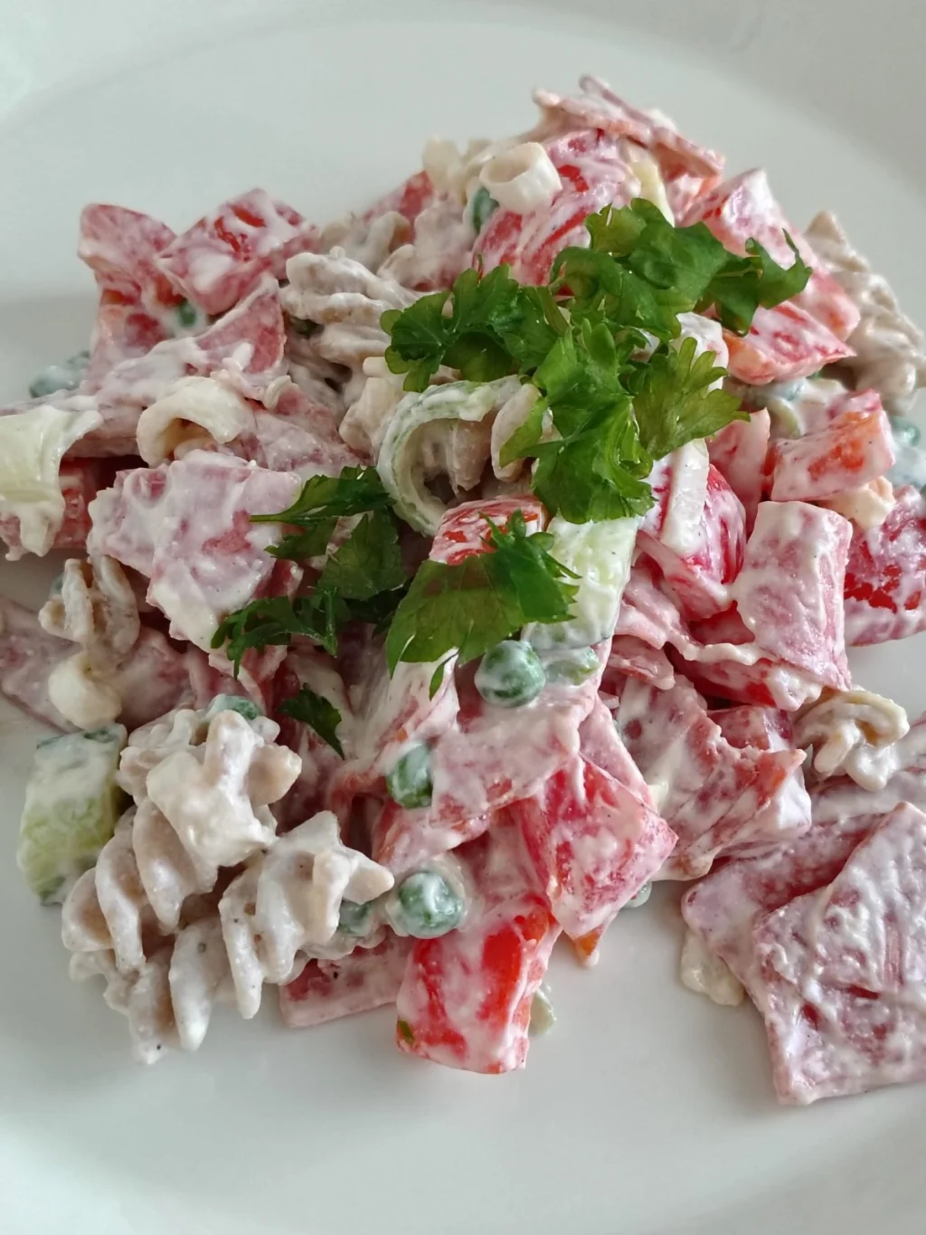 Makkarasalaatti Keittotaidon tapaan lautasella