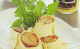 Makkarawrapit lautasella