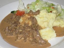 Maksamuhennos Keittotaidon tapaan lautasella