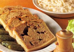 Maksapasteijaa tarjoilulautasella