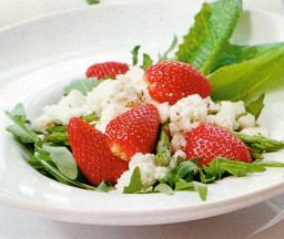 Mansikka-fetasalaatti lautasella