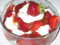 Mansikkaherkku kulhossa tarjoiluvalmiina