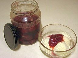 Mansikkahilloa purkissa