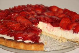 Mansikkatarteletti lautasella