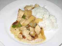 Mantelikanaa riisillä lautasella