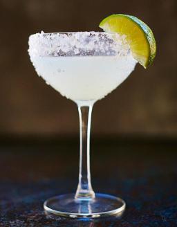 Margarita-cocktail suolareunuksella ja sitruunaviipaleella