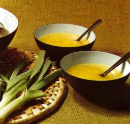 Marseillen simpukkakeittoa kulhoissa