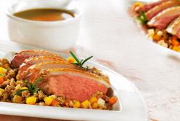 Martinhanhi kurpitsa-jauhelihatäytteen kera lautasella