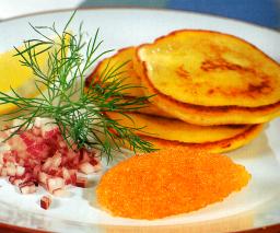 Mätiä perunaohukaisten kanssa lautasella