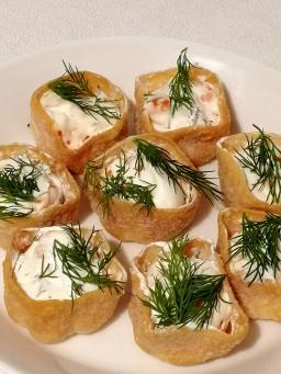 Mätimousse suupalat tarjoilualustalla