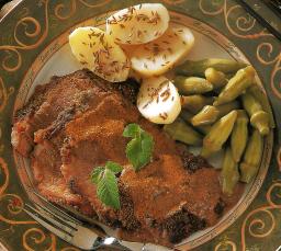 Mausteista lampaanpaistia lautasella