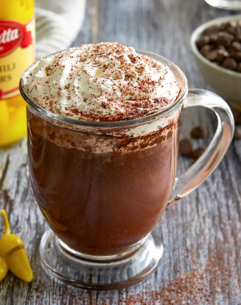 Mausteinen meksikolainen kaakao lasimukissa