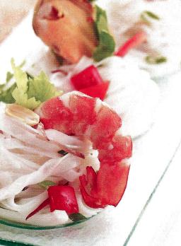 Mausteinen nuudelisalaatti lautasella tarjolla