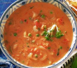 Mausteista tomaatti-hernekeittoa lautasella