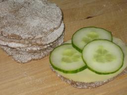 Maustettu näkkileipä juusto- ja kurkkuviipaleilla