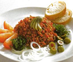 Maustettu tartarpihvi lautasella