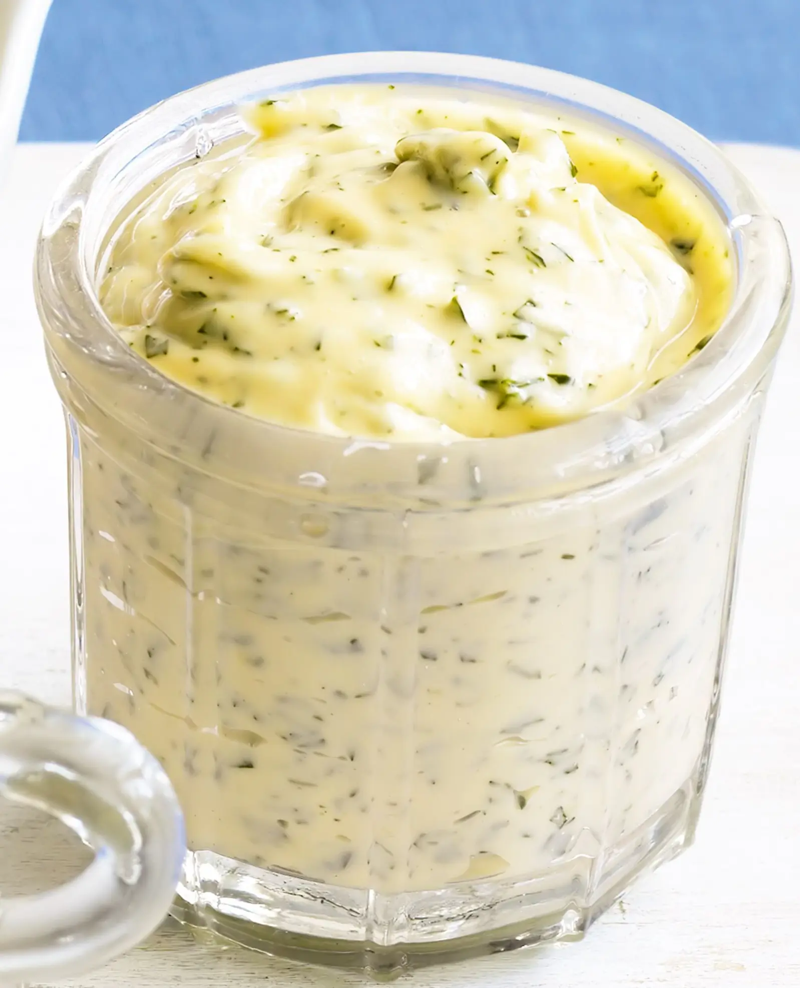 Maustevihanneskastike kulhossa, vaalea yrttikastike majoneesista ja kermasta