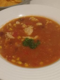 Meksikolainen kanakeitto lautasella