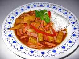 Meksikolaista pataa riisin kera lautasella