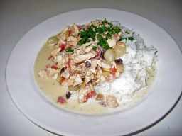 Metsästäjänbroileria riisipedillä lautasella