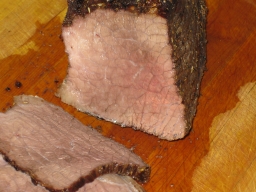 Metsästäjänpaisti leikkuulaudalla osittain viipaloituna