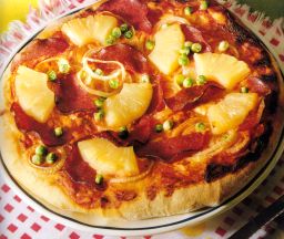 Metvurstipizza lautasella sihisevän kuumana