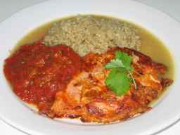 Piccata Milanese annos riisipilahvin ja tomaattikastikkeen kera, valmistettu porsaan ulkofileestä.