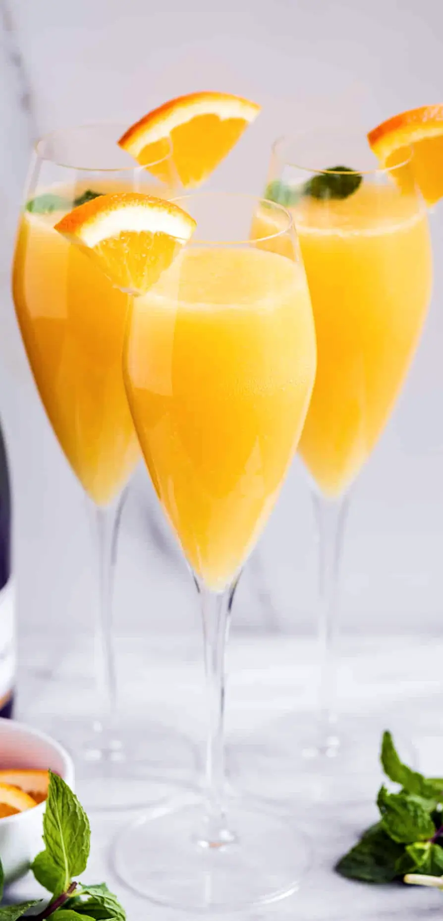 Mimosa kuohuviinilasissa