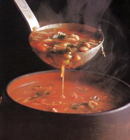 Minestronekeitto Minestronekeittoa kattilassa