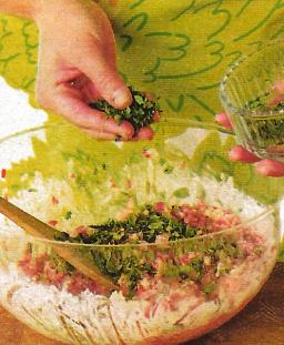 Mittaa kaalin keitinlientä kattilaan ja keitä siinä riisit kypsiksi