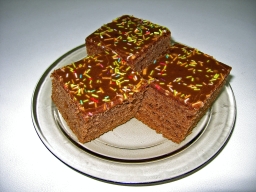 Mokkapalat non-parelleilla koristettuna tarjolla