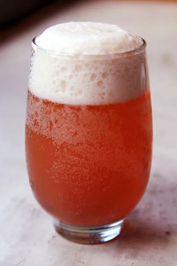 Monaco juomasekoitus oluesta ja grenadiinista