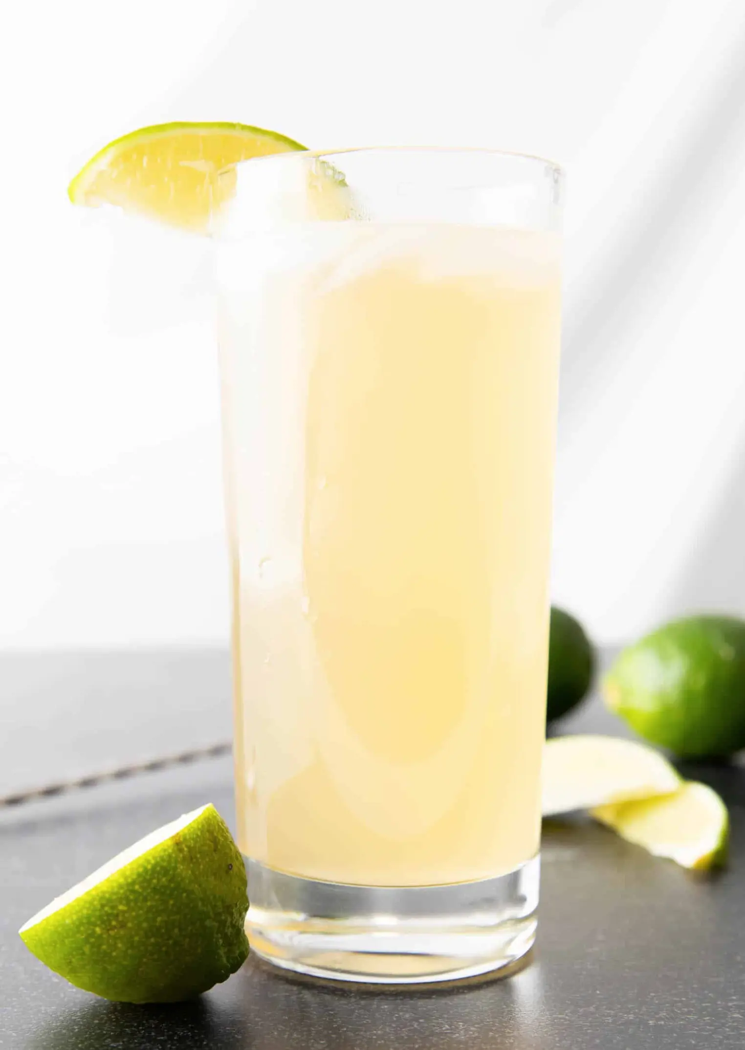 Moscow Mule cocktail keskikokoisessa lasissa, mintunoksalla koristeltuna