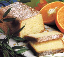 Mummon appelsiinikakku tarjolla