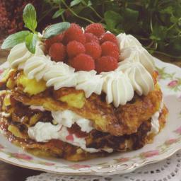 Munakastorttu tarjoilualustalla