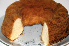 Murokakku kypsänä tarjoilualustalla