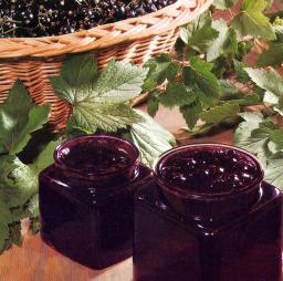 Mustaherukkahilloa purkissa