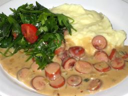 Nakkistroganoff muusilla ja lisukkeena tomaatti-rucolasalaattia