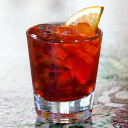 Negroni-cocktail appelsiiniviipaleella