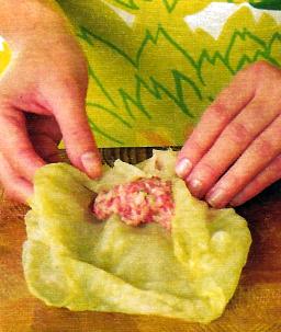 Nosta reilu ruokalusikallinen täytettä kaalinlehdelle