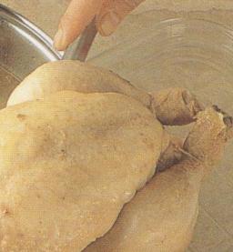 Käytä haudutusliemi peruskanaliemenä tai keitä sitä kokoon ja suurusta maukkaaksi kastikkeeksi.