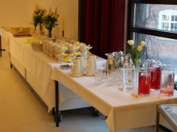 Noutopöytä tarjoaa herkkuja