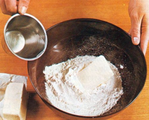 Taikinan sekoittaminen