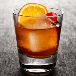 Old Fashioned viskicocktail jäillä appelsiinilla ja cocktailkirsikalla